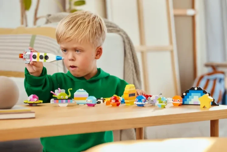 Set constructie Lego Classic Creative Space Planets, 450 elemente cumpăra în Chișinau