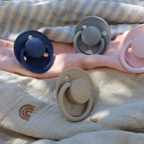 Пустышка круглая силиконовая Bibs De Lux Blossom 0-36 мес купить в Кишиневе