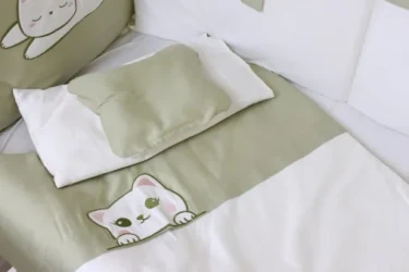 Комплект в кроватку 8 предметов PernaMea Satin Pisica Oliva купить в Кишиневе. Фото 3