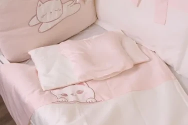 Комплект в кроватку 8 предметов PernaMea Satin Pisica Roz купить в Кишиневе. Фото 3