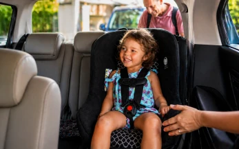 Amenzi de până la 1200 lei pentru părinții care nu folosesc scaune auto pentru copii.