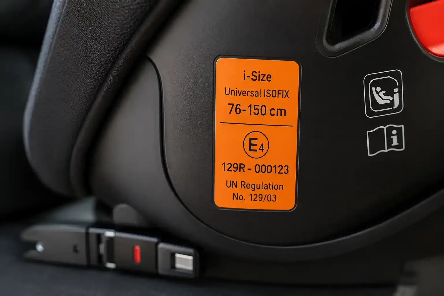 Eticheta de omologare R129 i-Size de pe un scaun auto pentru copii